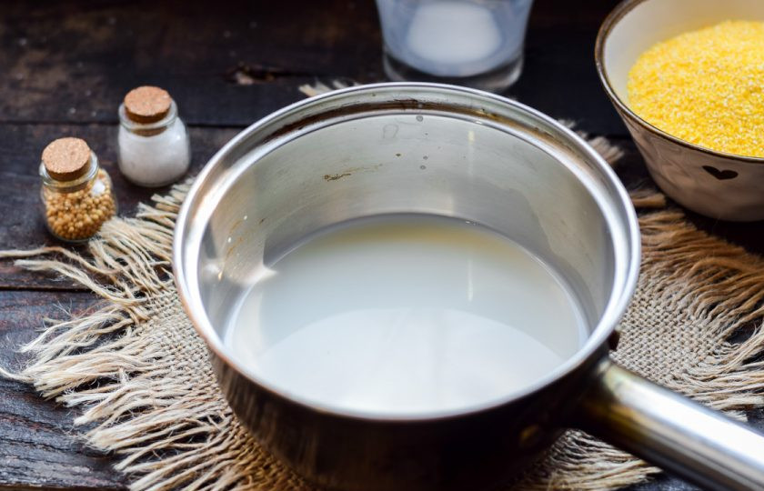 1. Этап. Кукурузная каша на молоке для ребенка: В сотейник или в кастрюлю влейте порцию молока, после добавьте воду. Прогрейте хорошо жидкость.