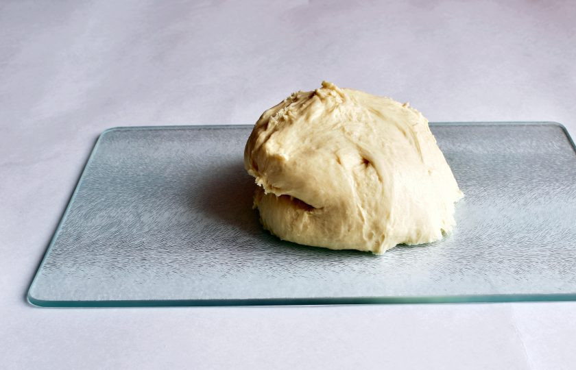 1. Этап. Венгерская лепешка «Лангош»: Просейте муку, смешайте ее с сахаром, солью и дрожжами. Влейте теплое молоко и добавьте растительное масло. Вбейте яйцо или готовьте без него. Быстро замесите нежное некрутое тесто. Дайте ему подойти в объеме в два раза.