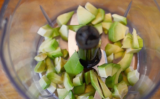 1. Этап. Крекеры с кремом из авокадо: Авокадо почистите, нарежьте кубиком и положите в чашу блендера.