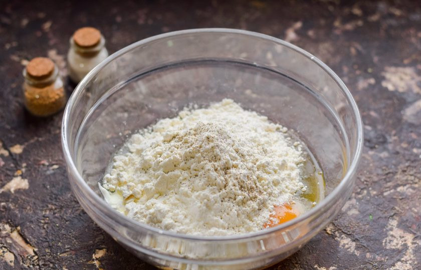 1. Этап. Пицца с грибами на сковороде: Добавьте в миску пшеничную муку, соль и перец.