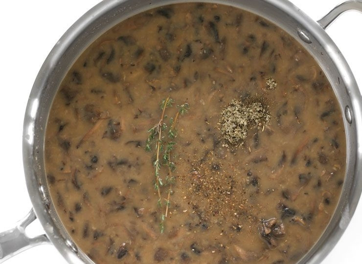 1. Этап. Фетучини со сливочно-грибным соусом: 6. Добавьте в сковороду тимьян, сушеные специи, соль и перец.