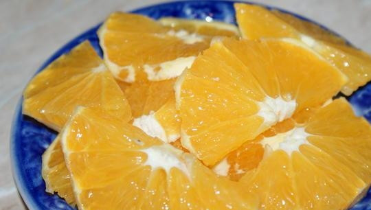 1. Этап. Говядина, тушенная со сладким перцем: Мякоть второго апельсина нарежьте кружками, а затем каждый разделите пополам.