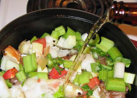 1. Этап. Тушеные ребрышки с соусом Терияки: Добавляем остальные ингредиенты в сковороду.