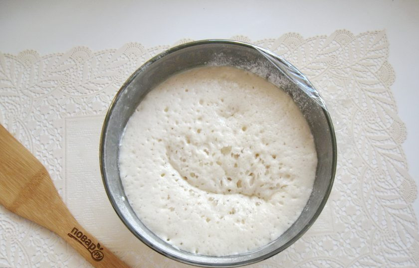 1. Этап. Оладьи без яиц и молока: Влейте 3-4 столовые ложки рафинированного подсолнечного масла.