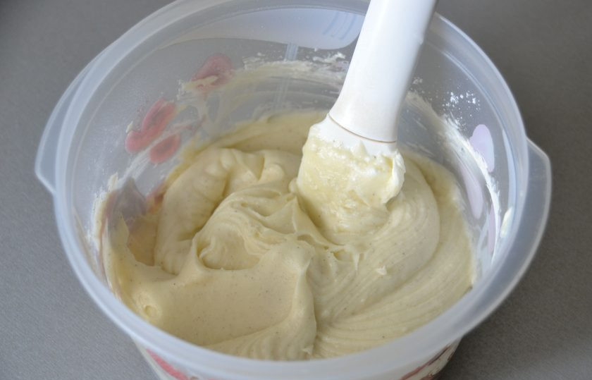 1. Этап. Самый простой морковный торт: Готовый крем поставьте в холодильник для стабилизации.