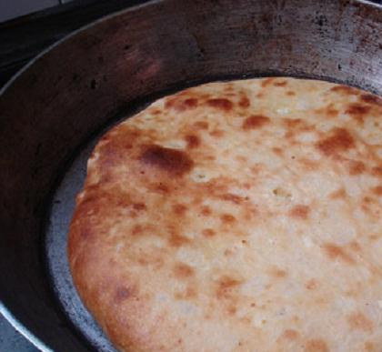 1. Этап. Хачапури с творогом: 5. Смазать лепешку желтковой смесью и поставить в духовку. Выпекаются хачапури при температуре 250 градусов. Как только лепешка подрумянится, хачапури готово.