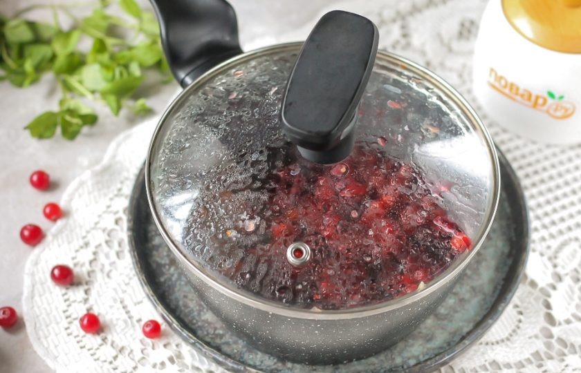 1. Этап. Медово-клюквенный конфитюр: Проварите ягоды в собственном соку не менее 20 минут, обязательно накрыв емкость крышкой. Если этого не сделать, то ягоды будут лопаться и забрызгают все вокруг.