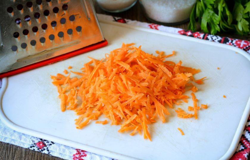 1. Этап. Закуска Бакат: Морковку натрите на терке.