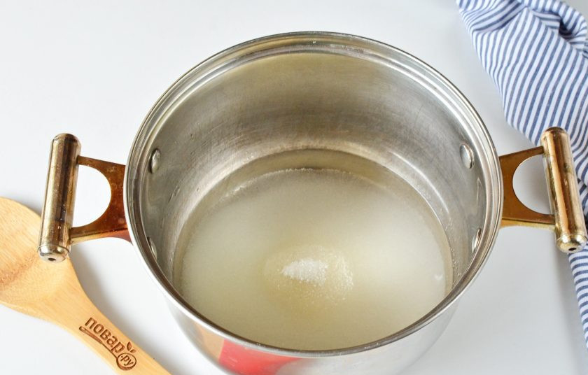 1. Этап. Варенье из боярышника: В кастрюлю выложите сахар, добавьте воду и доведите сироп до кипения, проварите пару минут.