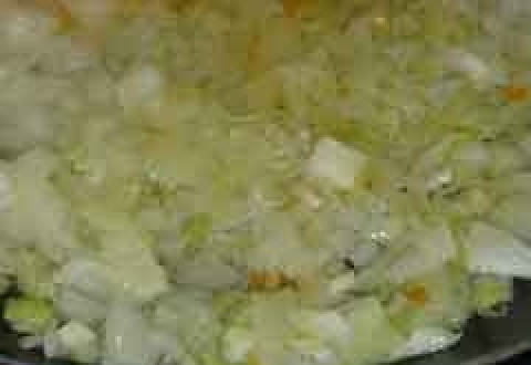 1. Этап. Салат с фасолью и морковью: Очищаем луковицу и нарезаем мелкими кубиками. Обжариваем на растительном масле до слегка золотистого цвета. Обжаренный лук вместе с маслом , на котором он жарился, горячим выкладываем в морковку и перемешиваем. Затем добавляем остывшую фасоль и мелко порубленный чеснок. Перемешиваем и салат готов. дайте ему немного настояться и подавайте к столу.