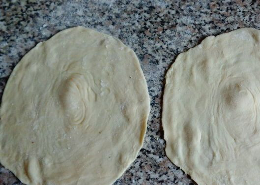 1. Этап. Самса в духовке: 5. Достаем тесто из холодильника, нарезаем его на части, каждую из которых раскатываем (не более 10 сантиметров в диаметре).