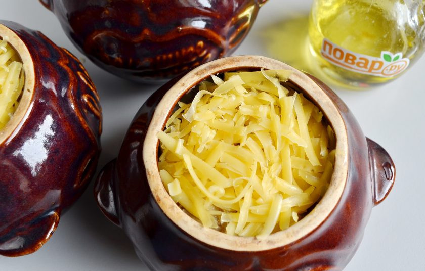 1. Этап. Вареники, запеченные в горшочках: 9. Далее в каждый горшочек влейте заливку, распределите ее поровну, примерно по 1 половнику небольшому. И сверху сыр, горку делать не стоит, чтобы сыр не прилип к крышкам. Накройте крышками горшочки и поставьте в духовку.