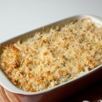 1. Этап. Гратен из брокколи: 5. Убираем с огня сотейник с брокколи, и добавляем три четверти предварительно натертого на терке сыра. Все перемешиваем. Приготовим форму для запекания и перекладываем туда брокколи. Отправляем запекаться в духовку, примерно на 6-8 минут, температура 230 градусов.