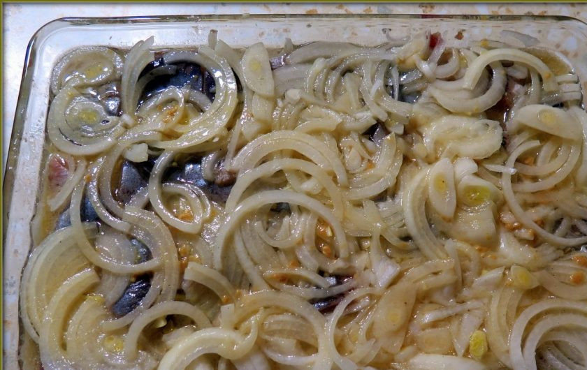 1. Этап. Горчичный соус для селедки: 8. В таком маринаде селедочка должна постоять около 3-4 часов. Лучше всего оставить ее на ночь в холодильнике.