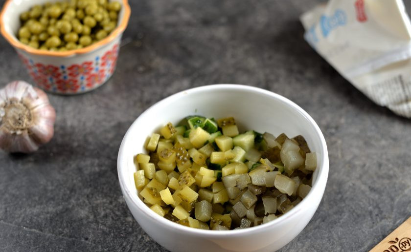 1. Этап. Брутальные бутерброды Три огурца: Свежий, соленый и маринованный огурец нарежьте мелким кубиком, переложите в глубокую мисочку.