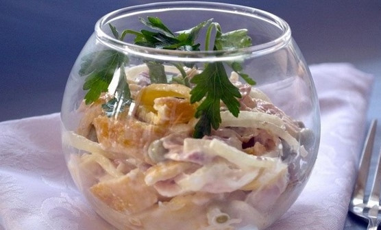 1. Этап. Салат с куриной копченой грудкой простой: 7. украсьте зеленью. Отличный простой салатик, который стоит попробовать, готов! Приятного аппетита.