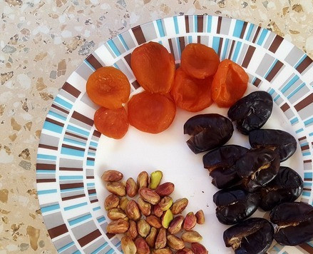 1. Этап. Полезные конфеты: Фисташки очистить от шелухи. Из фиников удалить косточки.