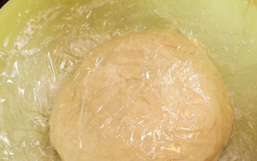 1. Этап. Пирожки с капустой на сдобном тесте: 9. После замешивания оберните тесто пленкой и дайте ему подняться в течение 30 минут.