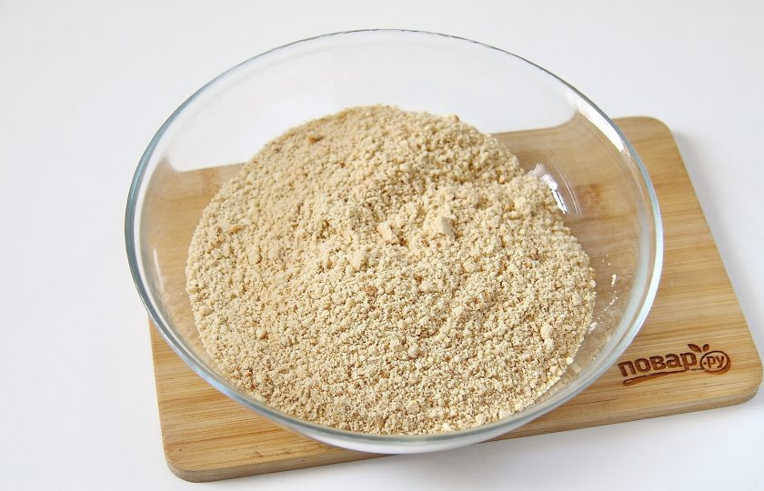 1. Этап. Кондитерская колбаска из печенья: 2. Примерно 2/3 печенья измельчите в муку.