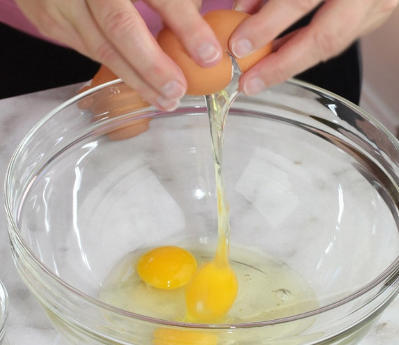 1. Этап. Блины с мёдом и орехами: Яйца разбиваем в миску и взбиваем при помощи венчика.