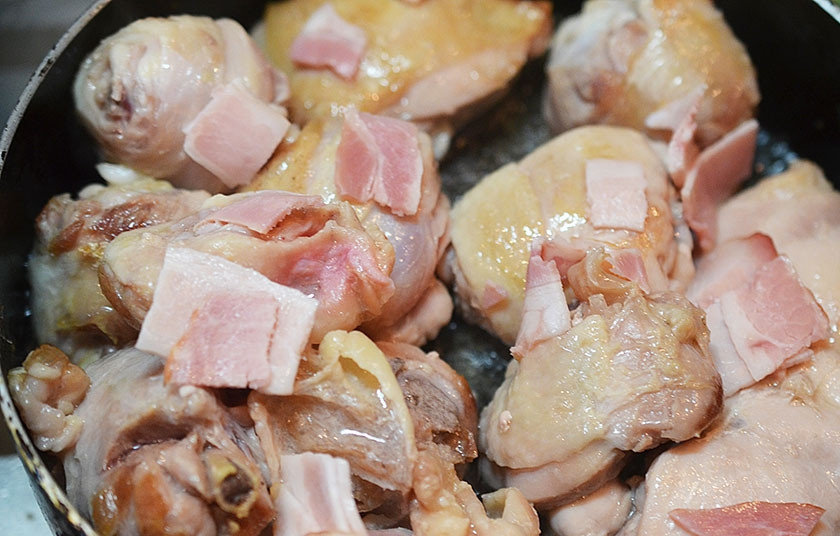 1. Этап. Цыпленок Чилиндрон по-арагонски: Обжарьте курицу с беконом с добавлением масла до золотистого цвета. Накройте крышкой на 5 минут. Затем уберите из сковороды.