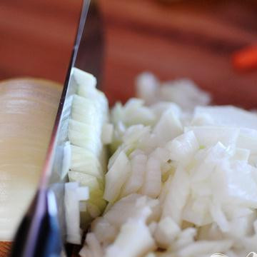 1. Этап. Морковный сквош: Так же мелко покрошить лук.