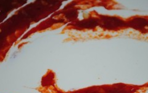 1. Этап. Равиоли в сливочном соусе: Добавьте соль, сливки, вино.