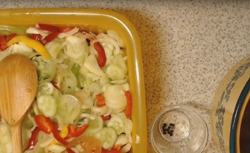 1. Этап. Салат из помидор и огурцов на зиму: Смешиваем все овощи и готовим маринад. В большой кастрюле доводим до кипения воду с сахаром, уксусом и специями.