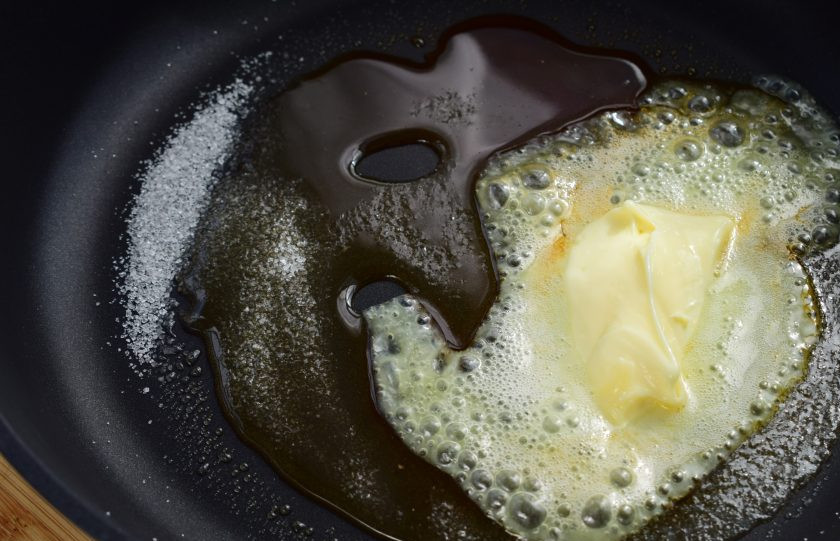 1. Этап. Шарлотка с курагой и яблоками: 2 ст. л. сахара растопите на сухой сковороде, затем добавьте сливочное масло, растопите.