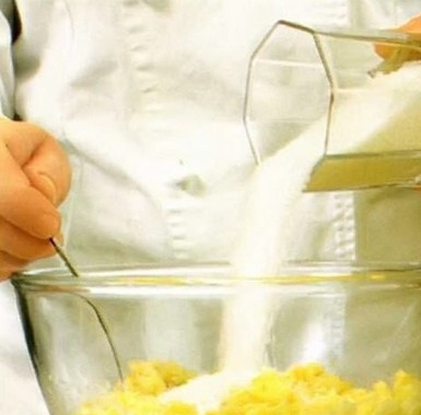 1. Этап. Слойки с лимоном: 1. Прежде всего размораживаем готовое слоеное тесто по инструкции, указанной на упаковке. Для начинки лимоны моем и пропускаем через мясорубку вместе с кожурой, добавляем сахар и перемешиваем.