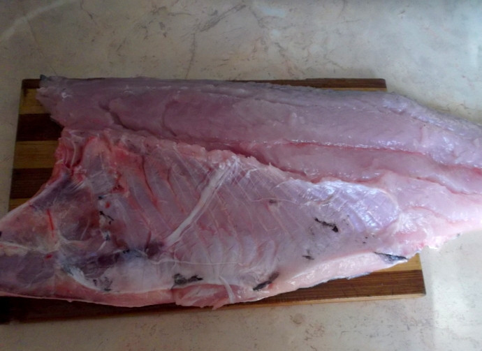 1. Этап. Балык из рыбы: 1. Рыбу тщательно очищаем: чистим от чешуи, аккуратно разрезаем, чтобы не повредить желчный пузырь. Отрезаем голову, хвост и плавники, удаляем внутренности и хребет. Пинцетом стараемся выбрать все кости. Хорошенько промываем под проточной водой.