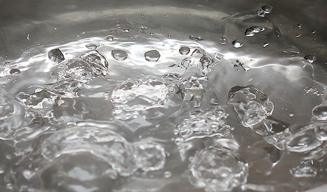 1. Этап. Спагетти с сосиской и соусом: 8. Параллельно довести до кипения воду и посолить ее по вкусу.