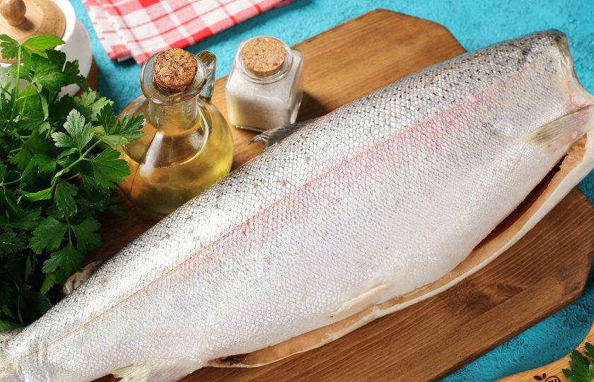 1. Этап. Форель солёная в масле: Подготовьте форель, соль, сахар и масло.