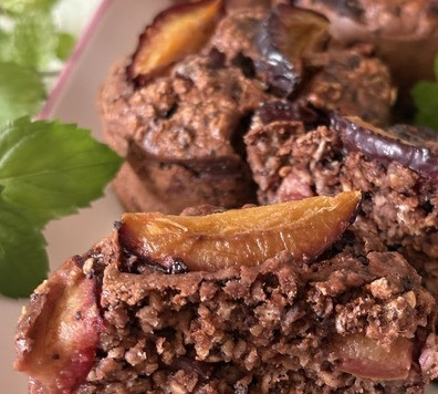 1. Этап. Запечённая овсянка со сливой: И в разрезе, видно, что маффины очень влажные, когда остынут, станут плотнее и суше.