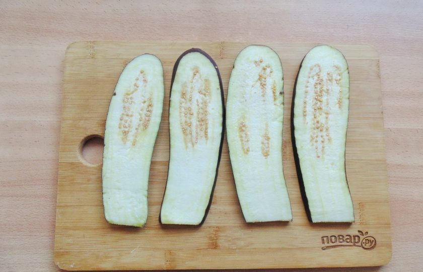 1. Этап. Баклажаны в укропном рассоле на зиму: Баклажаны помойте и нарежьте пластинами толщиной 0,8-1 см.