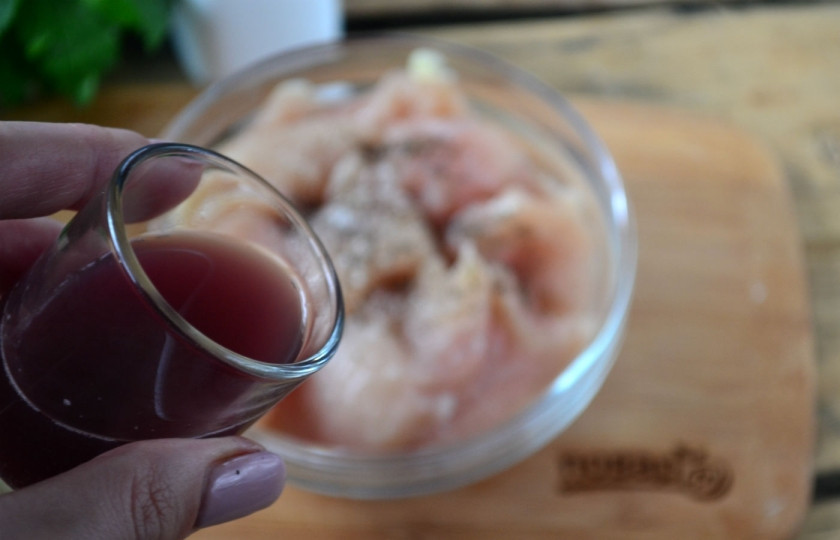 1. Этап. Лангет из индейки: Сложите кусочки индейки в небольшую пиалу, посолите и поперчите. Залейте вином и отправьте минимум на 15 минут в холодильник.