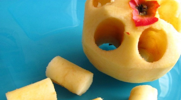 1. Этап. Канапе с сыром дор блю: 1. Яблоки режем кубиками, кружочками или, как у меня, цилиндрами. Я это сделала при помощи приспособления для удаления серединки с яблок.