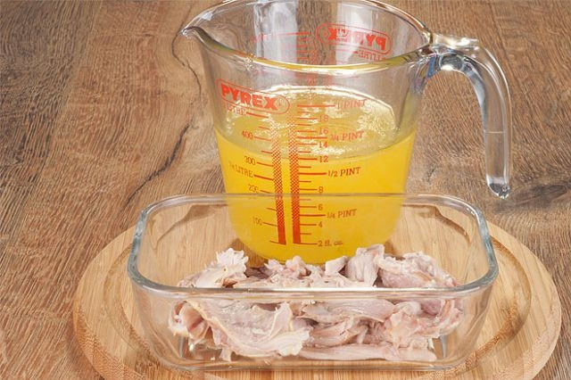 1. Этап. Холодец из куриной грудки с желатином: 4. Чуть остывшую птицу разберите, отделив филе. Подготовьте форму, на дно которой выложите мясо и при желании кусочки моркови или других овощей. Залейте бульоном.