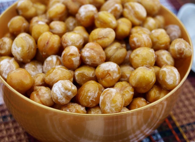 1. Этап. Кускус с нутом: Подготовка нута. К сожалению, длится она долго. Оставим нут в холодной воде на 9-11 часов. Стандартные пропорции: на 1 стакан турецкого горошка — 3 стакана воды. После выдержки в воде нут стоит отварить. Варить один час в кипящей воде. За десять минут до приготовления посолить по вкусу.