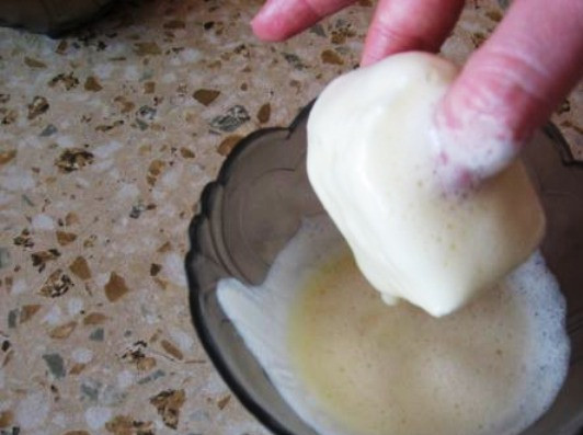 1. Этап. Мороженое в кляре: Обваляйте каждый из них в кокосовой стружке, затем во взбитом до пены яйце.