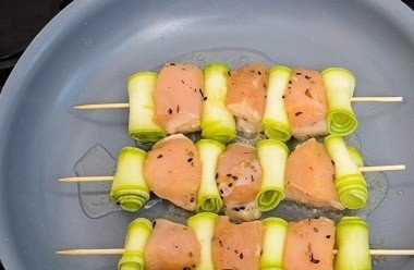 1. Этап. Куриная грудка с кабачками: Сформированные шашлычки положите на раскаленную сковороду, смазаную маслом. Обжаривайте куриные шашлычки с двух сторон примерно по 5-7 минут. После того как куриные шашлычки обжарятся, подавайте их к столу на красивой тарелке.
