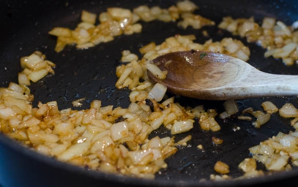 1. Этап. Свинина, жаренная с луком: 2. На оливковом масле обжарим измельченный лук.