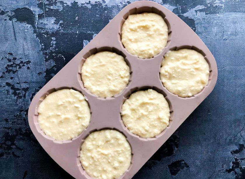 1. Этап. Творожные кексы с манкой: Разложите тесто в формочки для кексов и отправьте в предварительно разогретую духовку до 180 градусов на 30 минут.