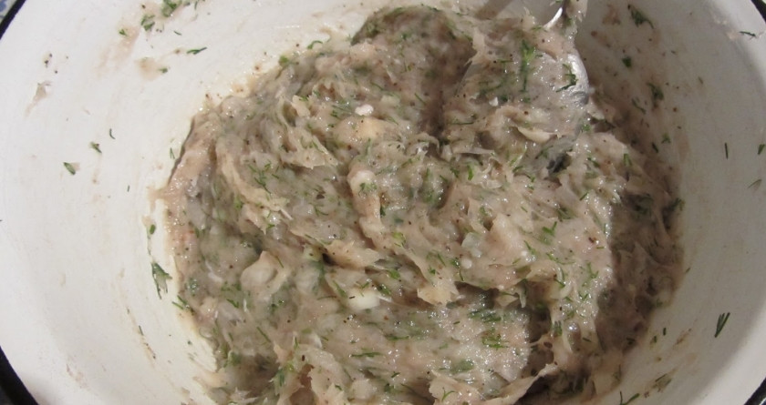 1. Этап. Беляши на сковороде: 1. Фарш берем пожирнее, чтобы лучше схватился. Смешаем его с измельченным луком и зеленью. Добавим соль, перец и сметану - так начинка будет сочнее.