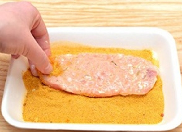 1. Этап. Свинина в сырном кляре: Поставьте на огонь сковороду с растительным маслом. Пока она разогревается, обваляйте кусочки свинины в панировочных сухарях.