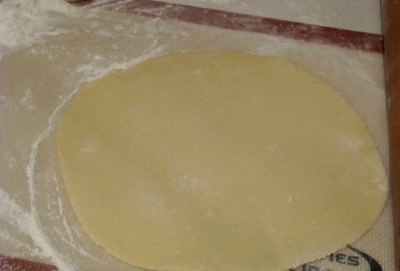 1. Этап. Тортик Mинутка: Теперь каждый кусочек теста раскатываем скалкой в тонкий пласт.