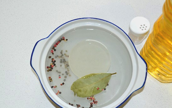 1. Этап. Скумбрия в горячем маринаде: Для приготовления маринада в воду добавьте соль, перец, масло и лавровый лист. Доведите до кипения.