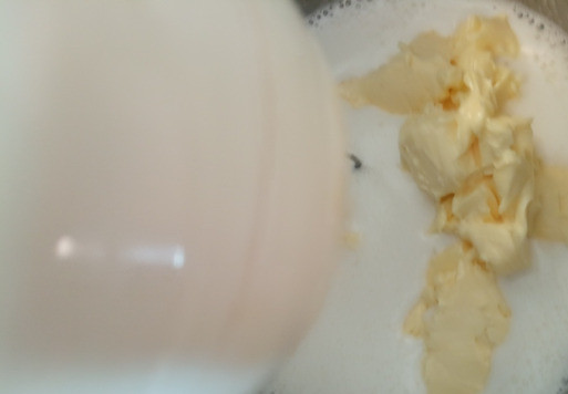 1. Этап. Пирог с жерделами и яблоками: Добавляем 160 граммов мягкого масла и взбиваем.