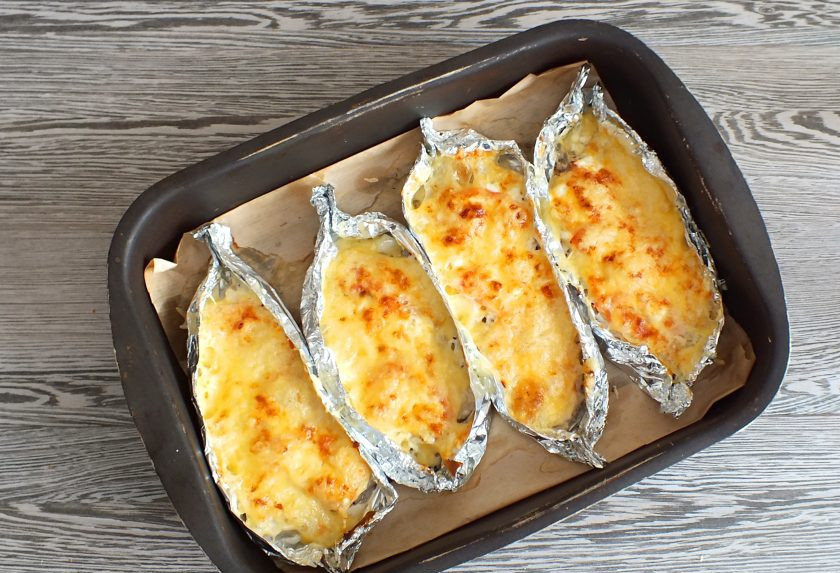 1. Этап. Пикша в духовке под сыром: По истечении времени достаньте пикшу под сыром из духовки и сразу же сервируйте на стол.