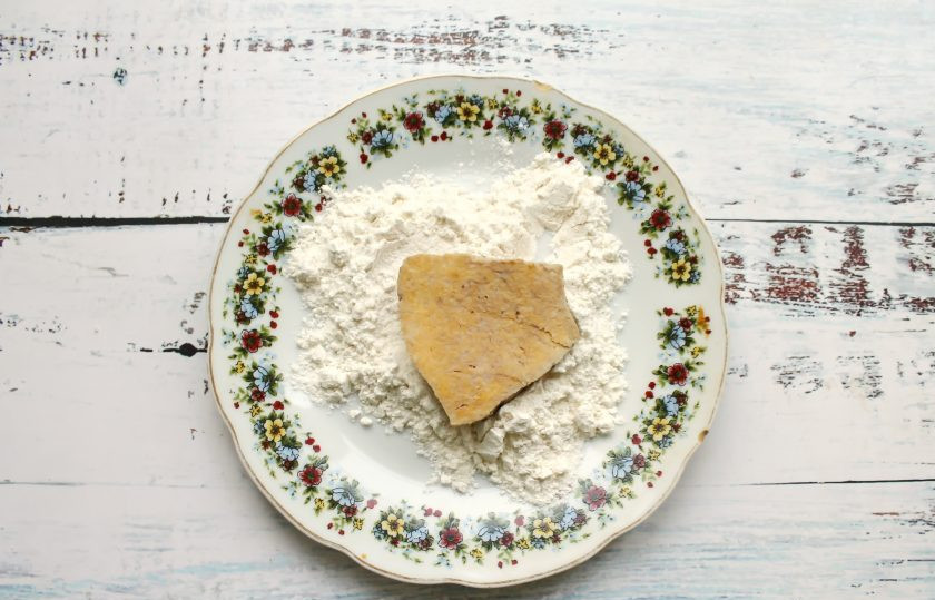 1. Этап. Берлинский шницель: Каждый кусок вымени обваляйте в муке.